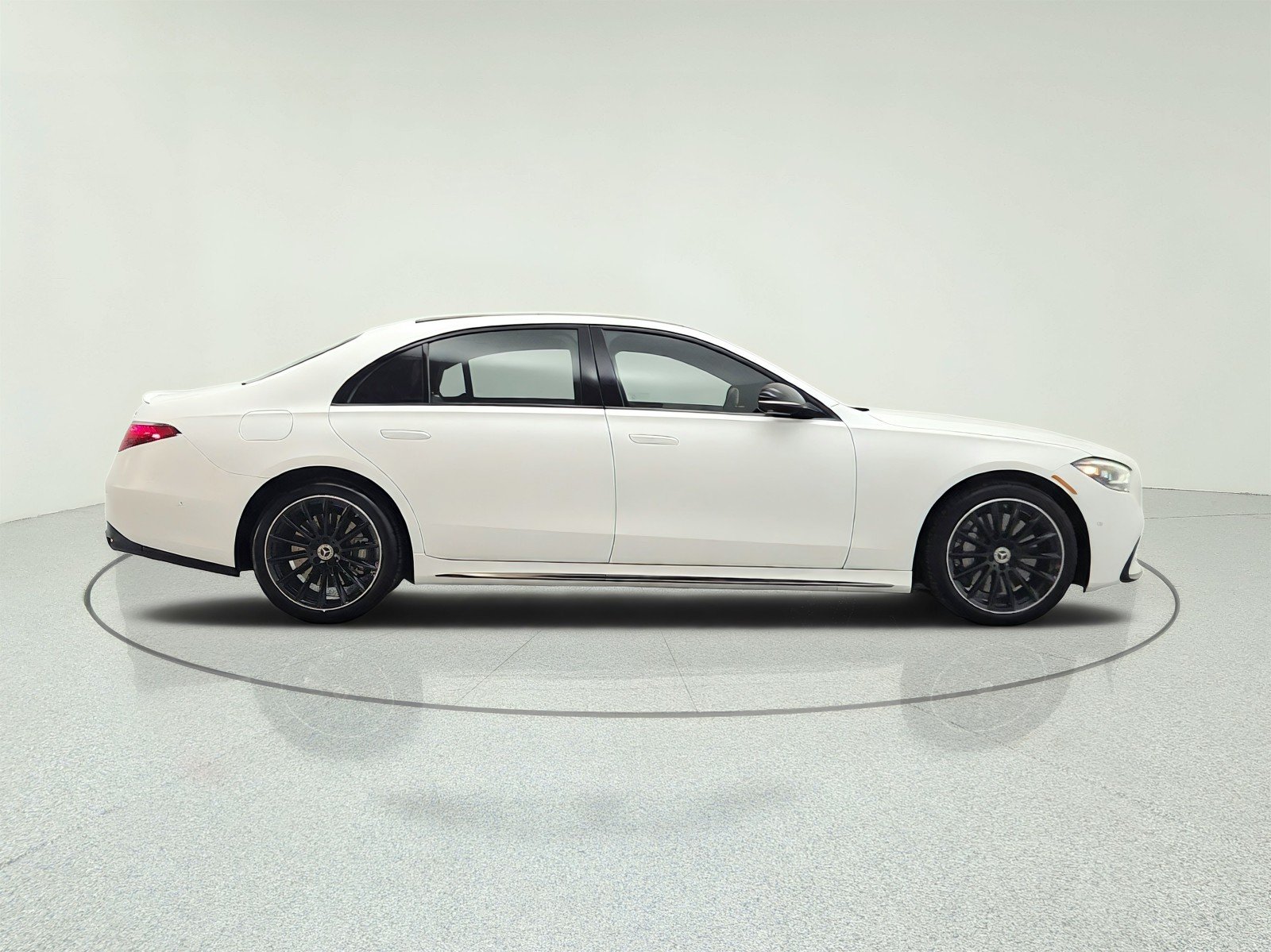 Certified Used 2025 MANUFAKTUR Moonlight White Magno Mercedes-Benz S 580 4MATIC® Sedan image 4