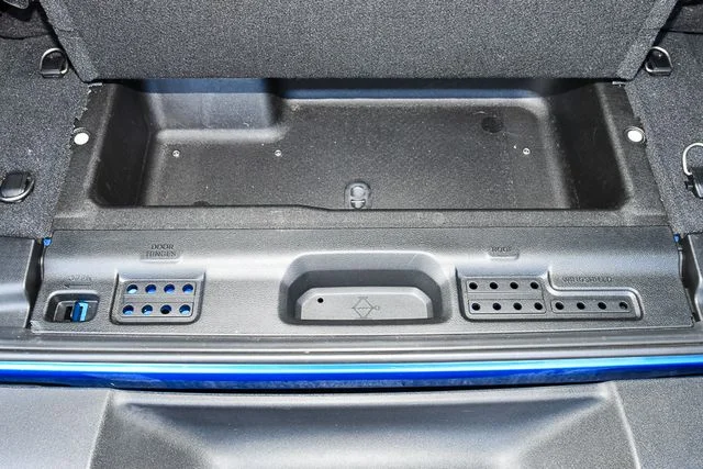 Used 2022 Blue Jeep Sport image 18
