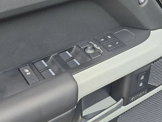 Used 2024  Land Rover SE image 13