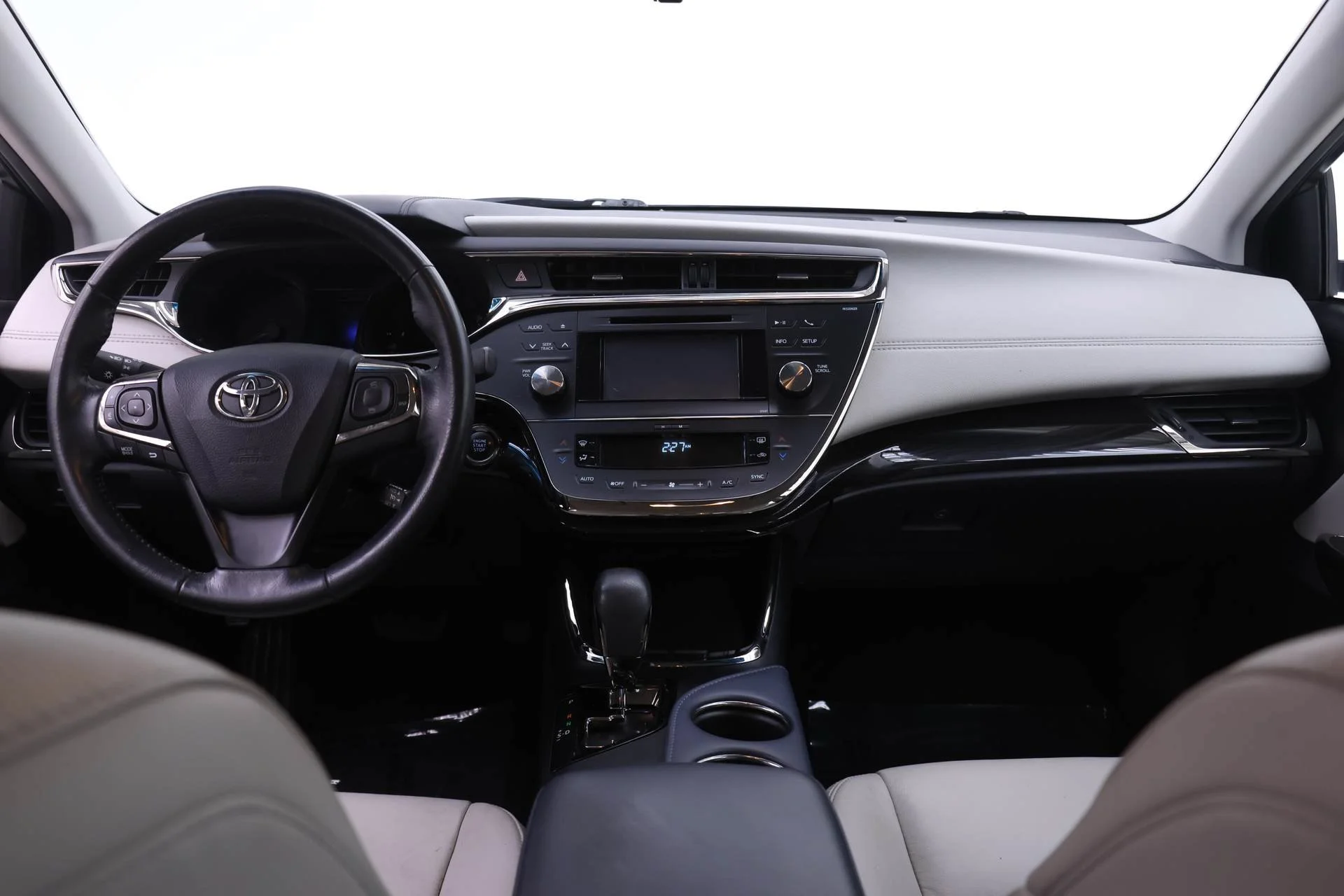 Used 2014 Classic Silver Metallic Toyota XLE image 5