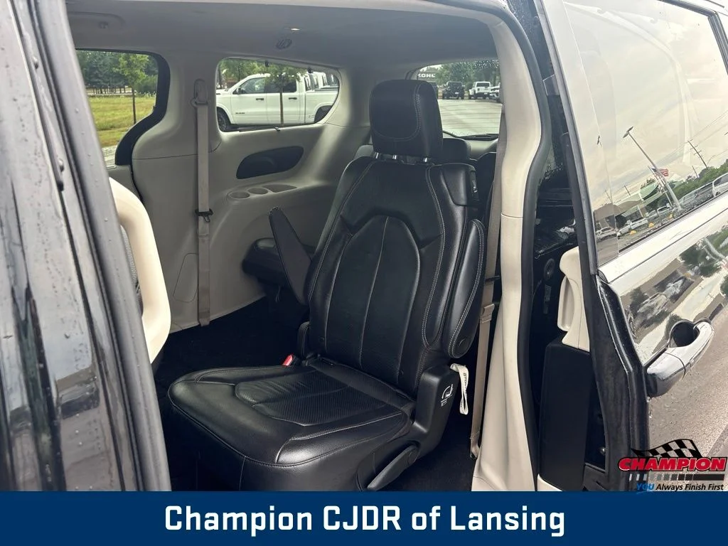 Used 2022 Black Chrysler Touring L image 17