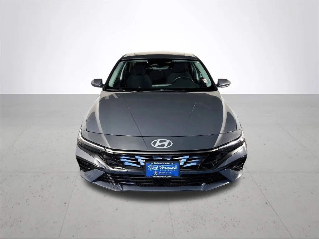 Used 2025 Gray Hyundai SEL Convenience image 3