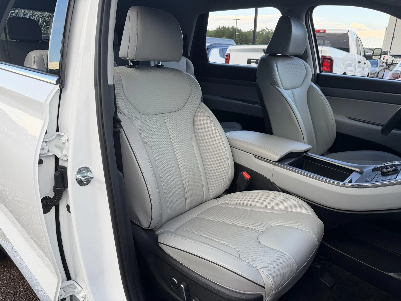 Used 2025 Hyper White Hyundai SEL image 23