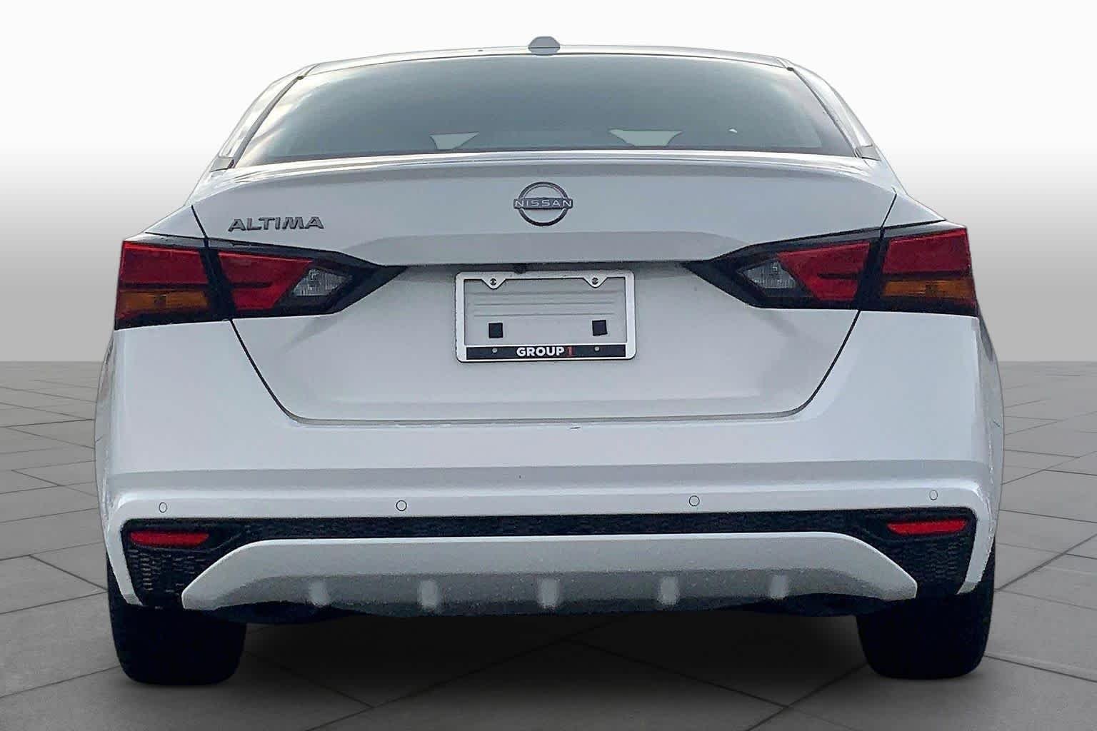 Used 2025 Glacier White Nissan SV image 5