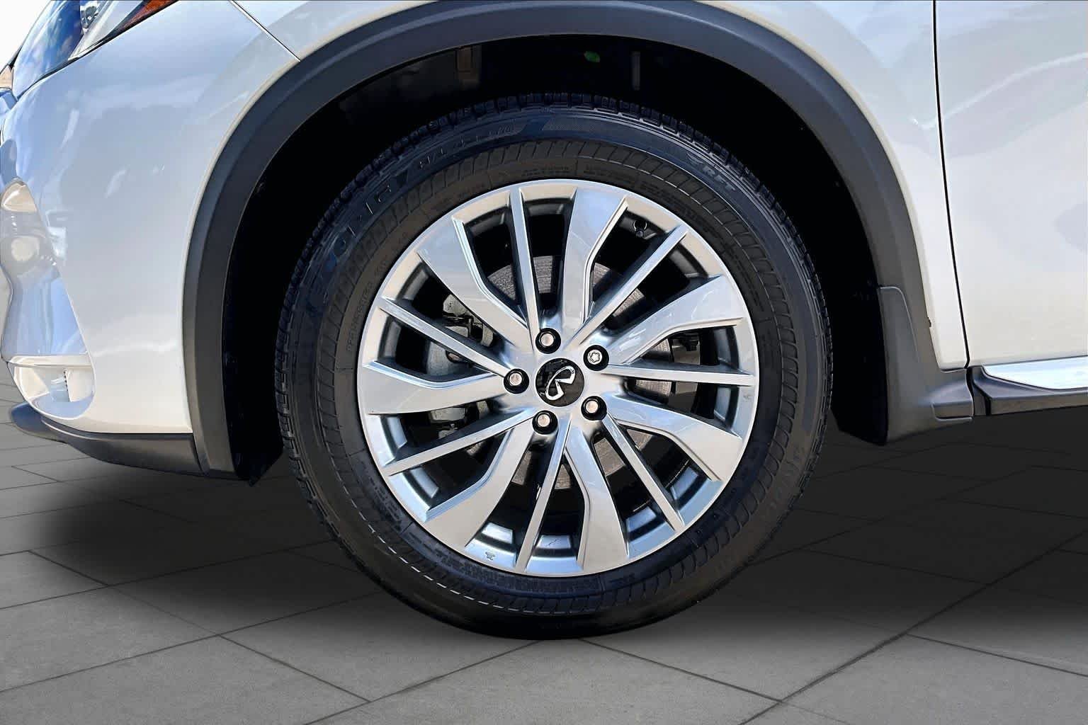 Used 2025 Radiant White INFINITI LUXE image 10