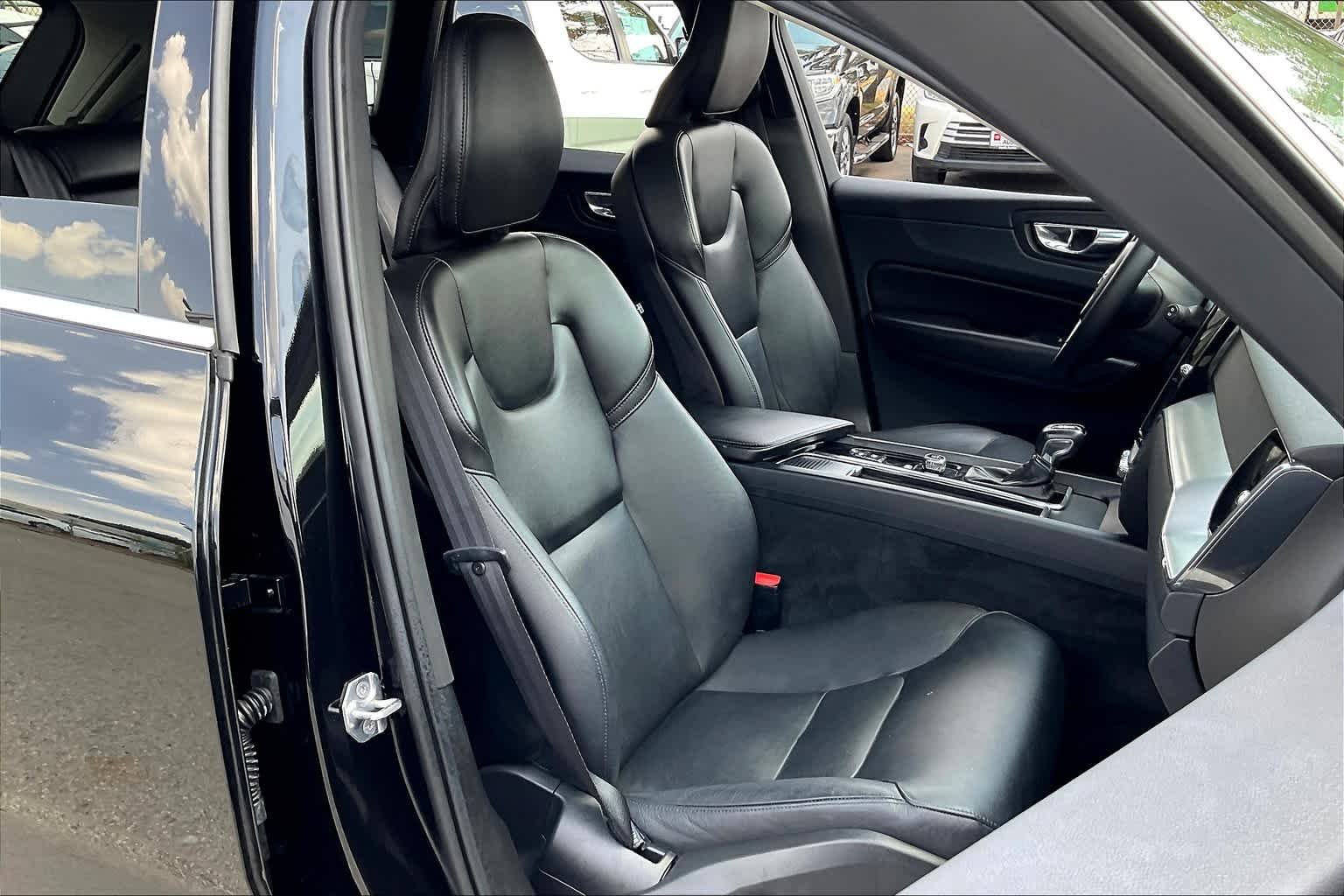 Used 2019 Onyx Black Metallic Volvo Momentum image 9