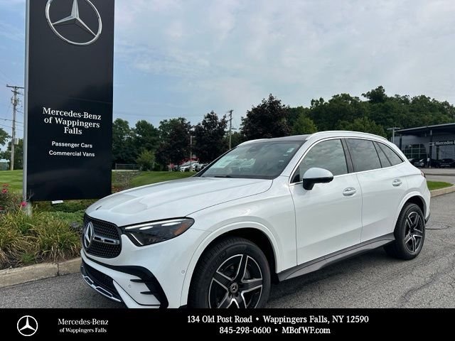 New 2026 MANUFAKTUR Moonlight White Metallic Mercedes-Benz GLC 300 image 1