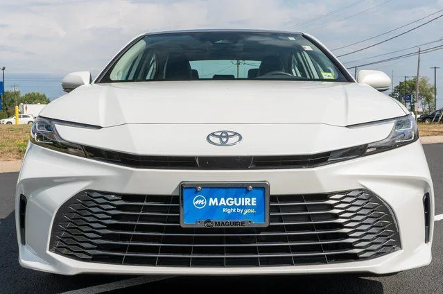 Used 2025 Pearl Toyota XLE image 3