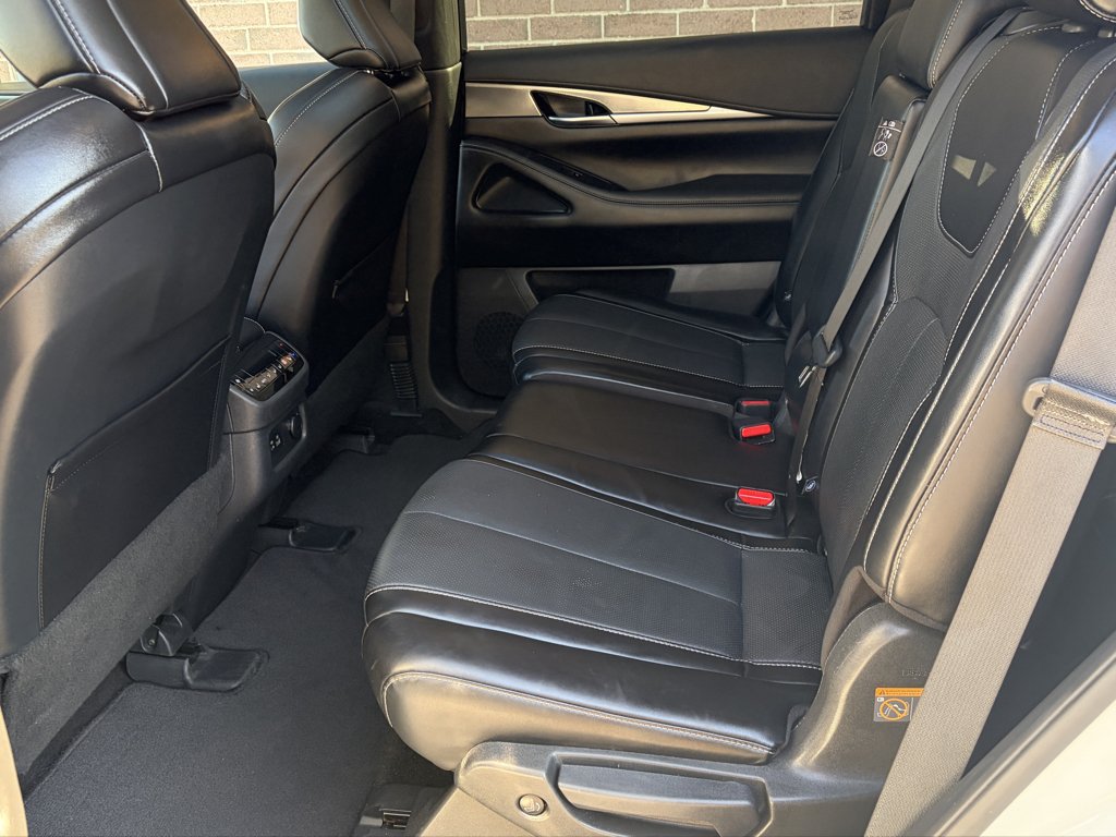 Used 2024 Majestic White INFINITI LUXE image 19