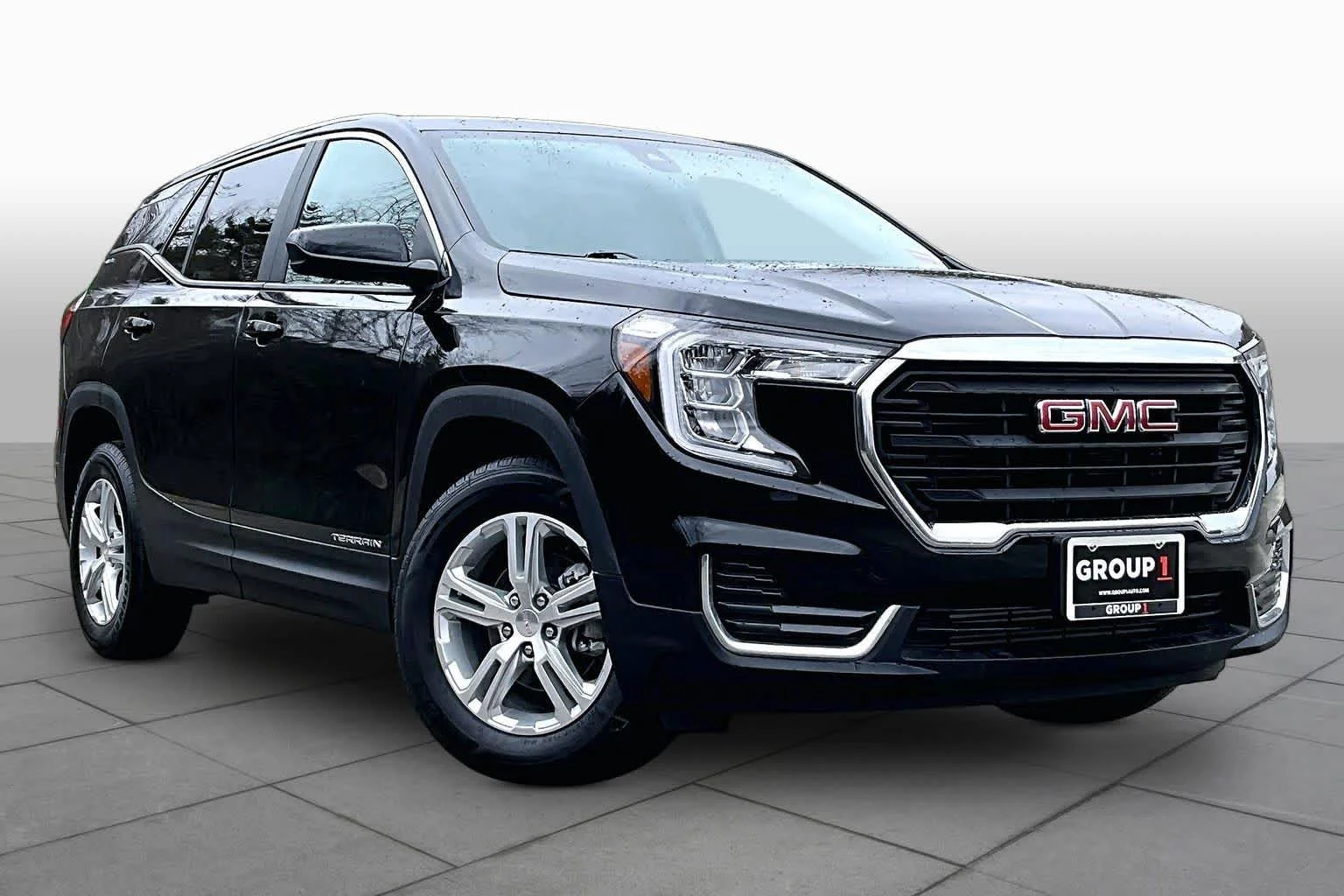 Certified Used 2024 Ebony Twilight Metallic GMC SLE image 3