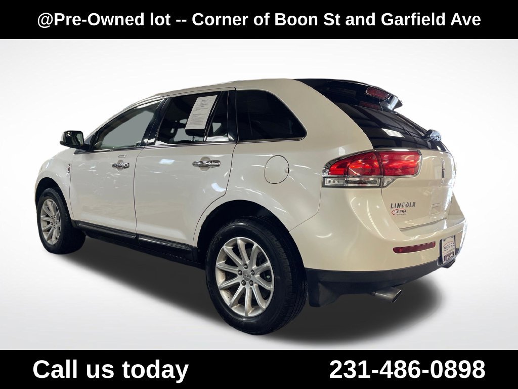Used 2011  Lincoln Base image 3