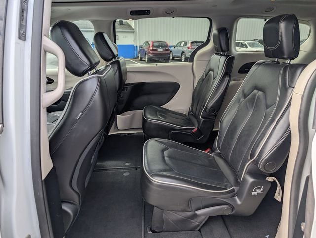 Used 2023 White Chrysler Limited image 19