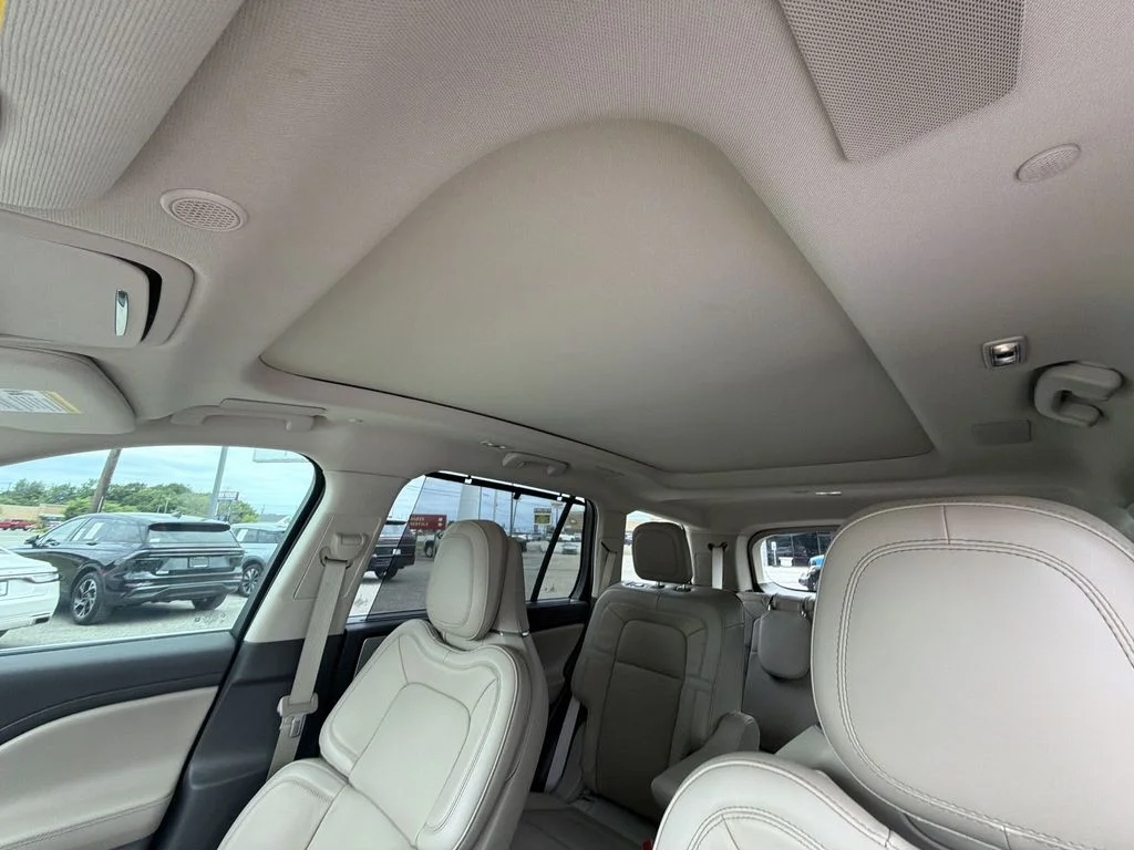 Used 2023 White Lincoln Reserve image 22