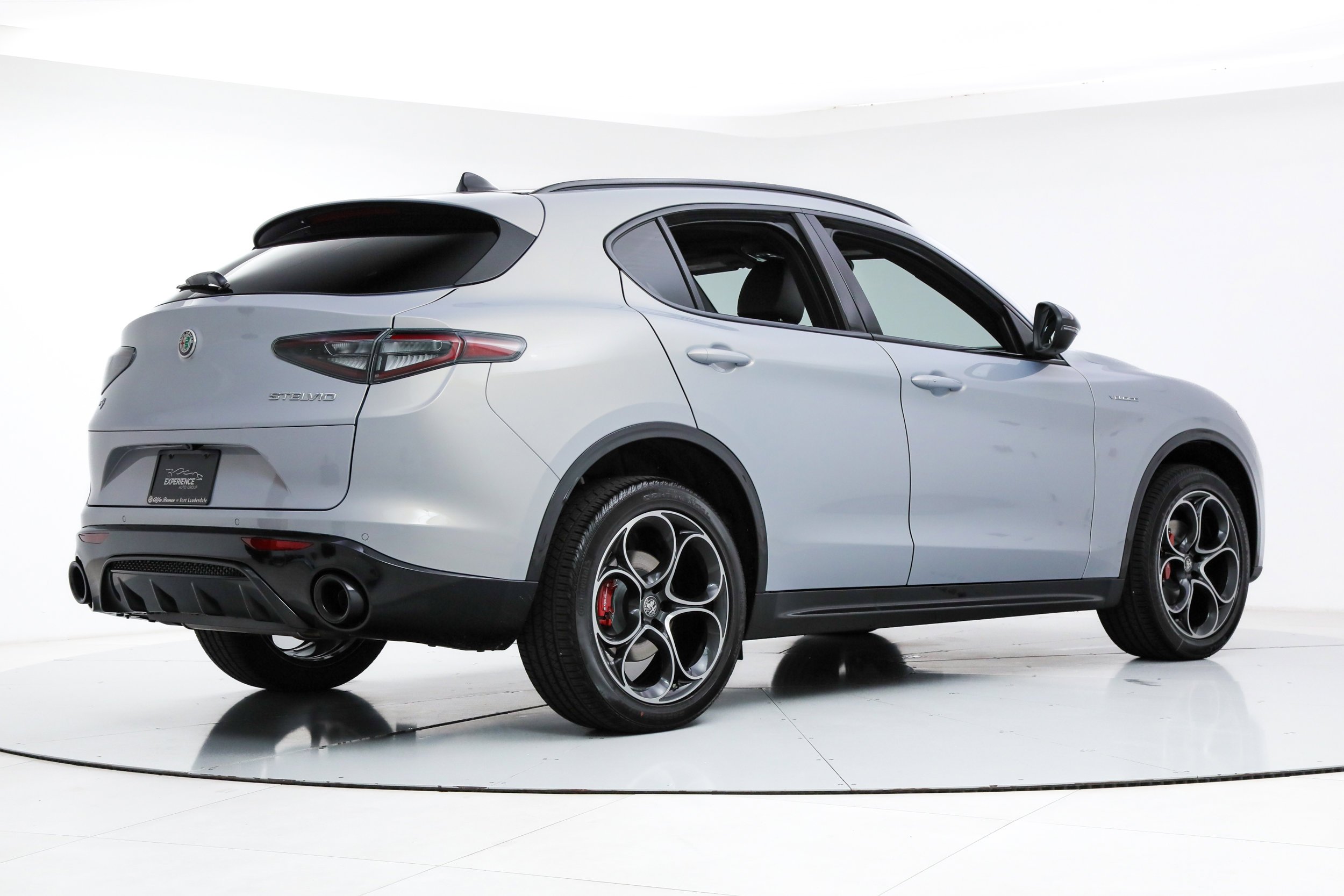 New 2026 Moonlight Gray Metallic Exterior Paint Alfa Romeo  image 5