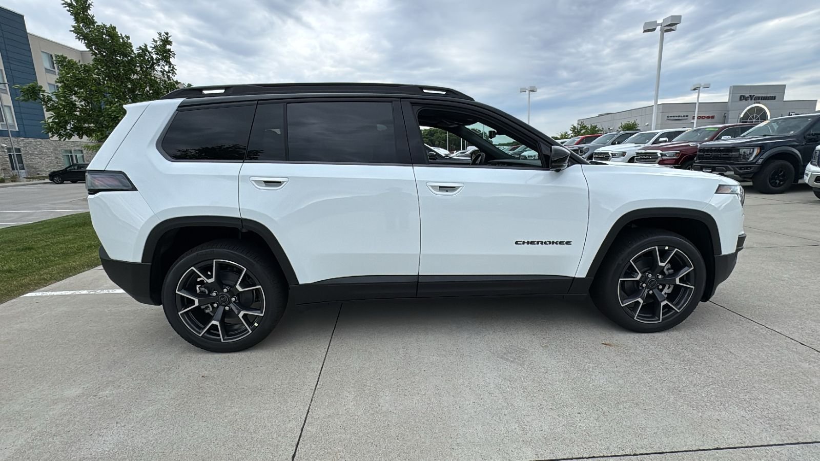New 2026 Bright White Clear-Coat Exterior Paint Jeep Overland image 17