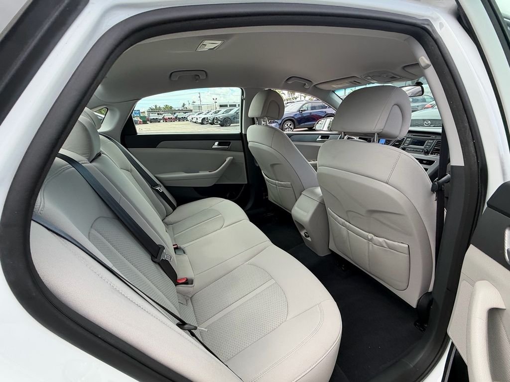 Used 2015 White Hyundai SE image 16