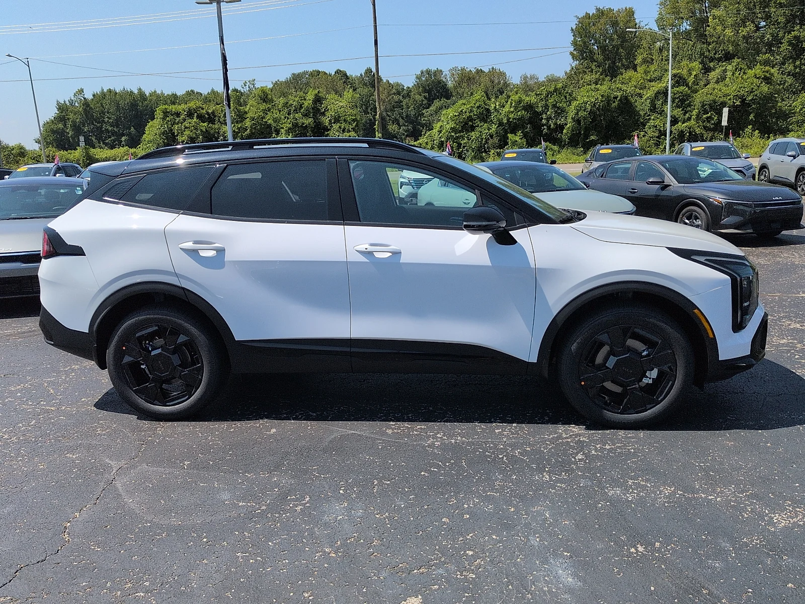 New 2027 Glacial White Pearl/ Black  Kia X-Line image 2