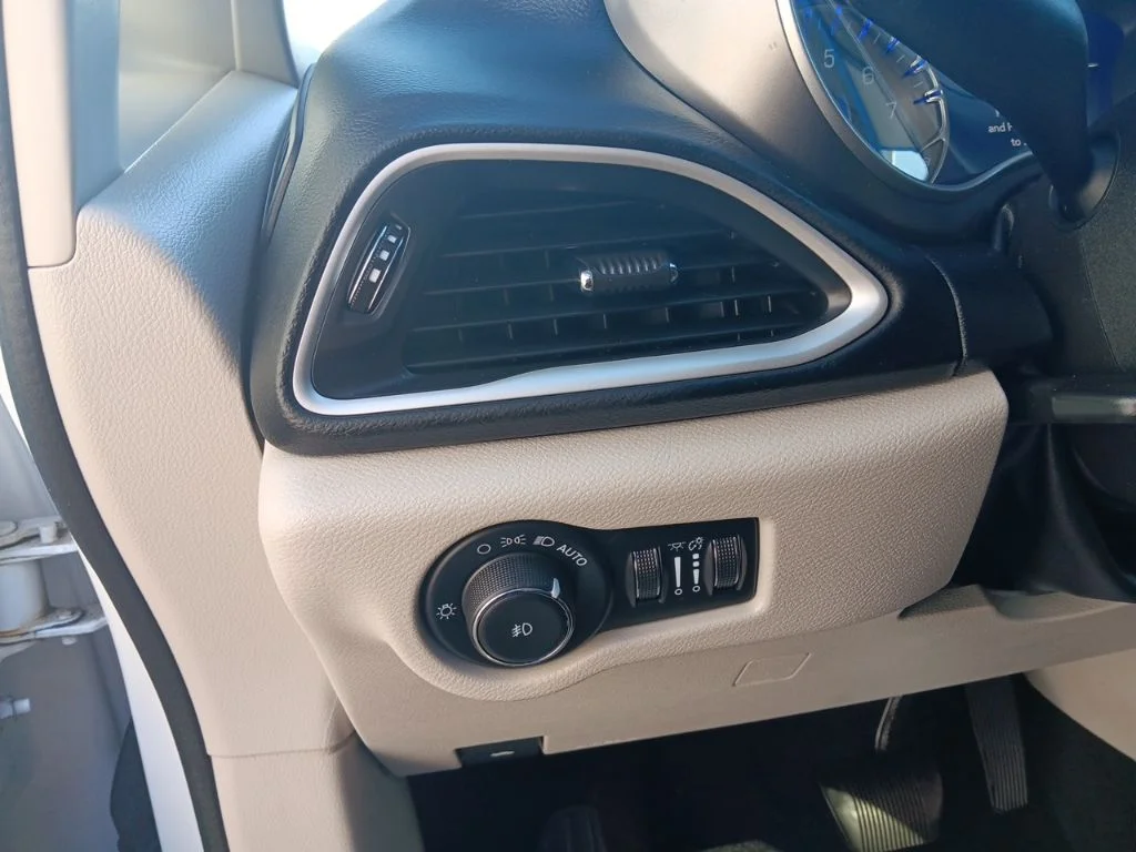 Used 2022 Bright White Clearcoat Chrysler Touring L image 15
