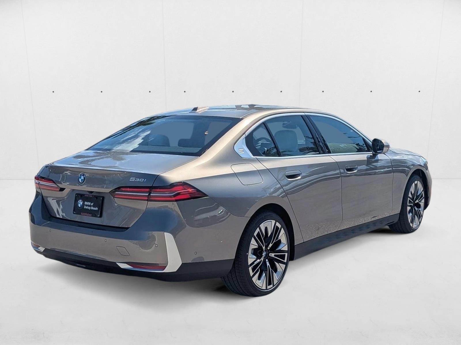 Used 2026 Oxide Grey Metallic BMW 530i image 2