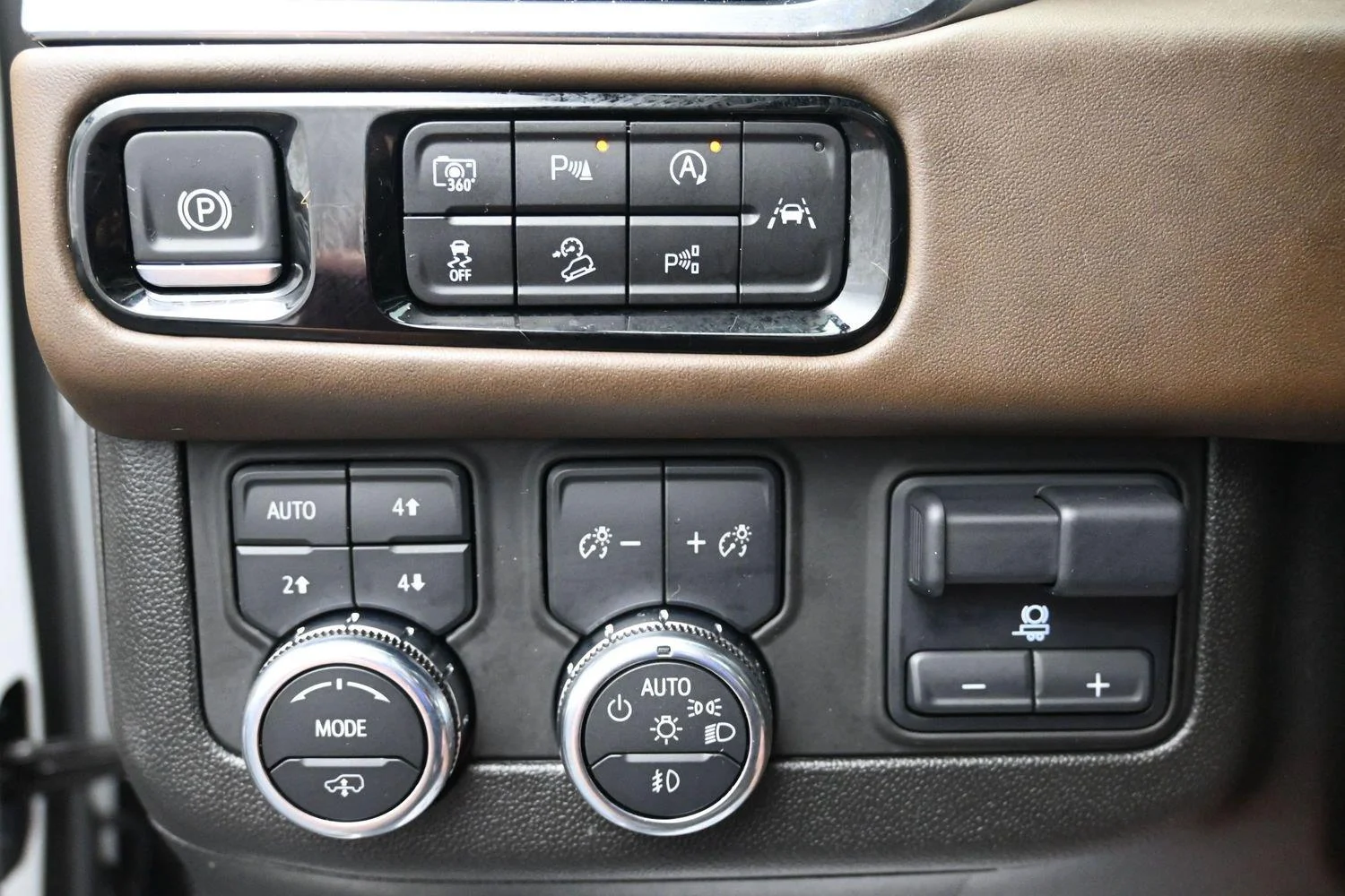 2025 GMC Yukon Denali Ultimate - Photo 30