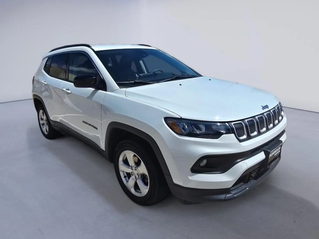 Used 2022 Bright White Clearcoat Jeep Latitude image 8