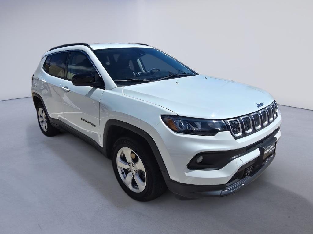 Used 2022 Bright White Clearcoat Jeep Latitude image 7