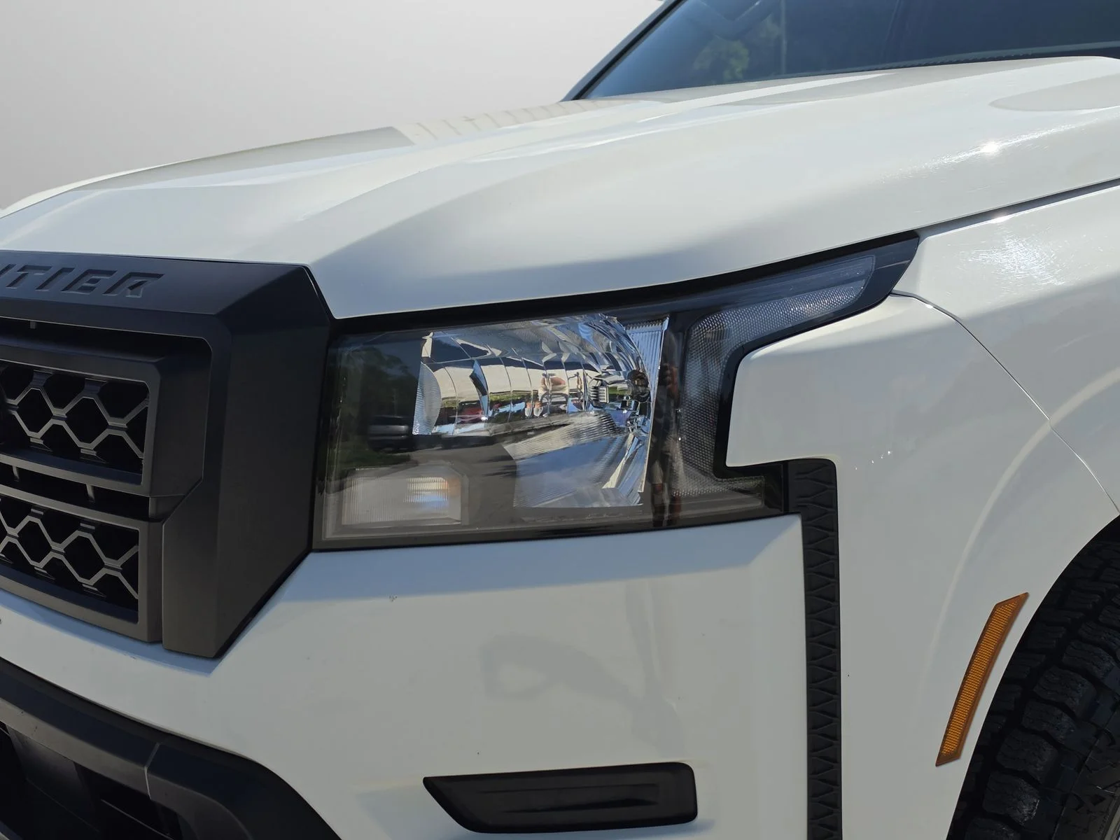 Used 2022 White Nissan S image 13