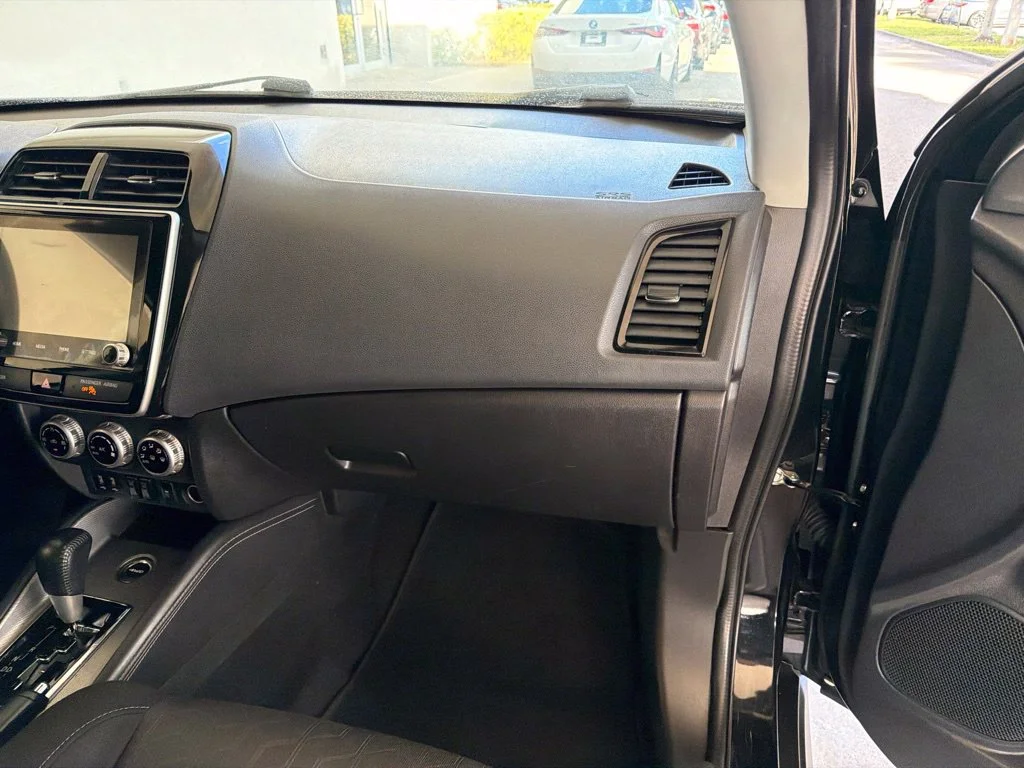 Used 2020 Black Mitsubishi  image 16