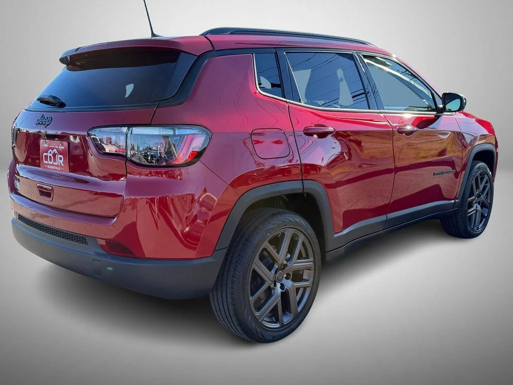 New 2026 Red Hot Pearl-Coat Exterior Paint Jeep Latitude image 3