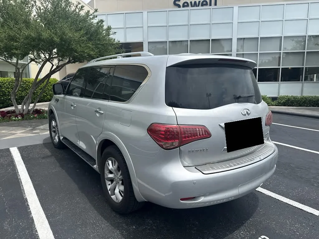 Used 2011 Liquid Platinum INFINITI 8-passenger image 4