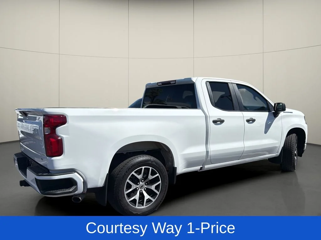 Used 2020 White Chevrolet Custom image 9