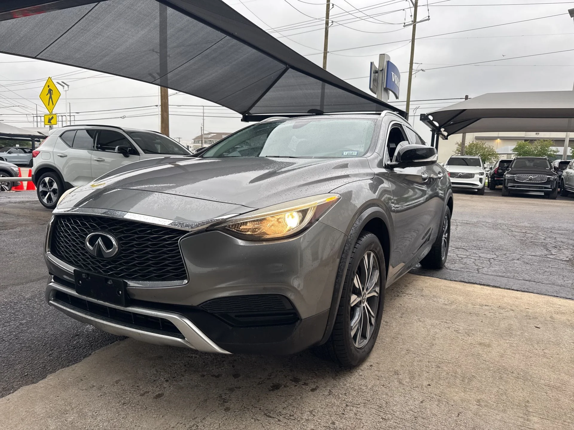2017 INFINITI QX30 Luxury