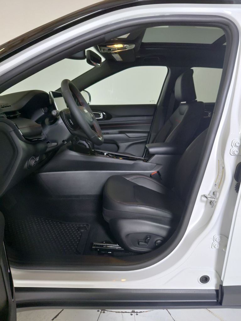 New 2026 Bright White Clear-Coat Exterior Paint Jeep Trailhawk image 11