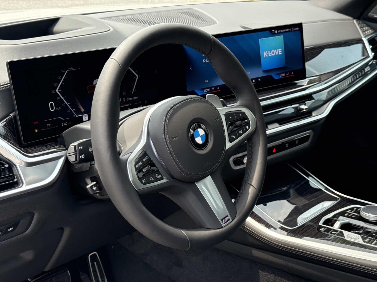 New 2026 Mineral White Metallic BMW xDrive40i image 2