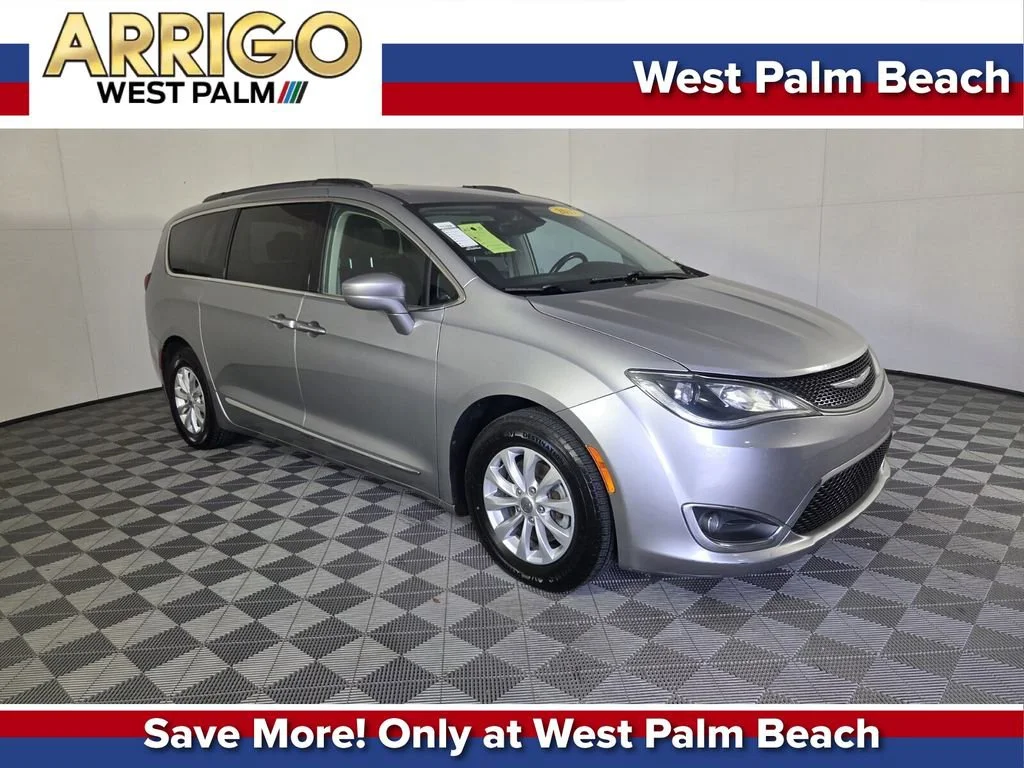 2017 Chrysler Pacifica Touring-L's photo