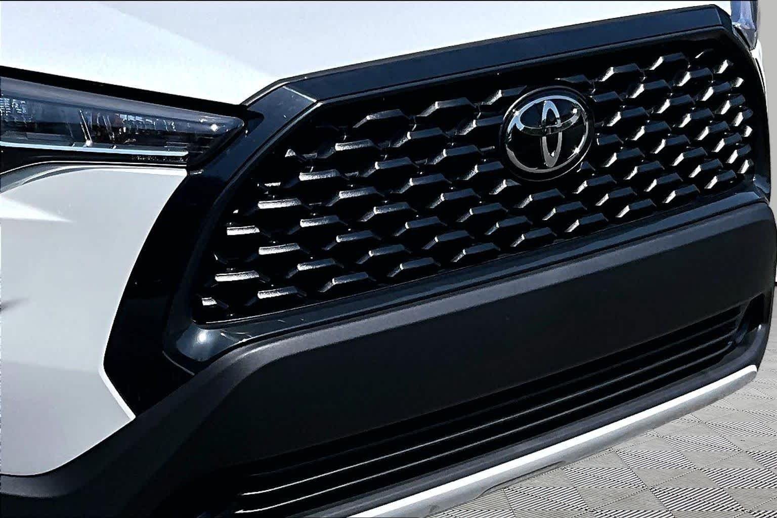 Used 2025 Wind Chill Pearl Toyota L image 30