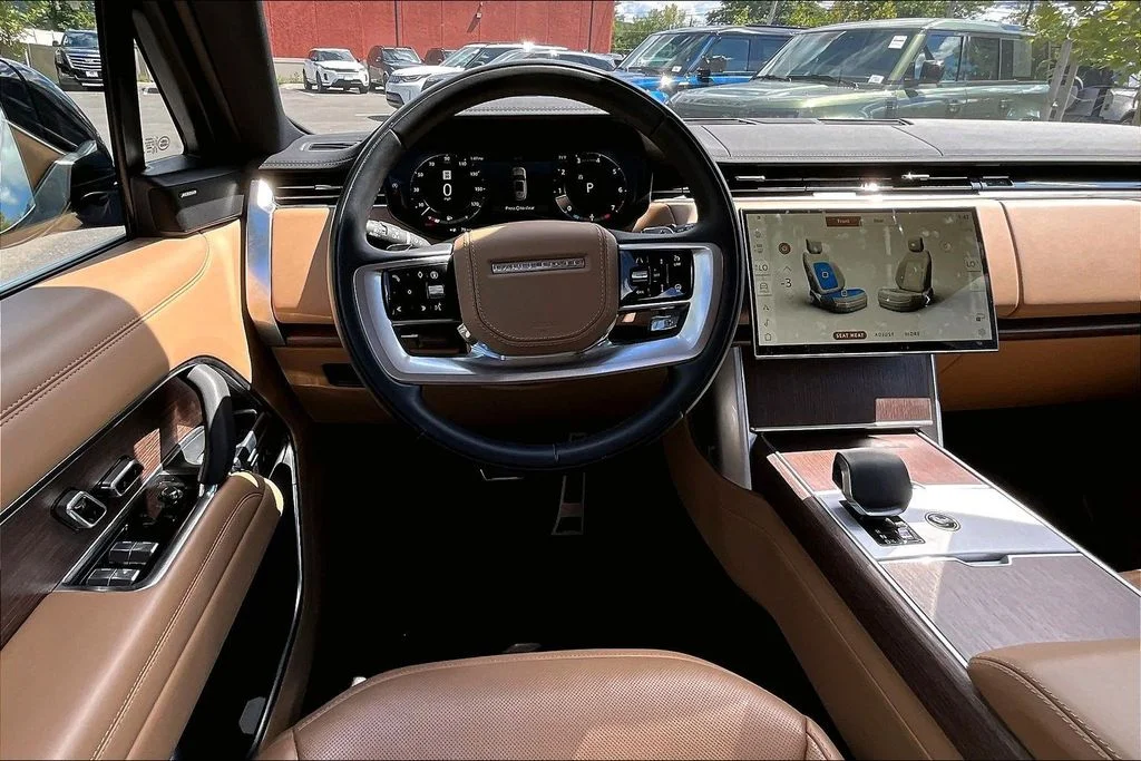 Used 2024 White Land Rover SE image 5
