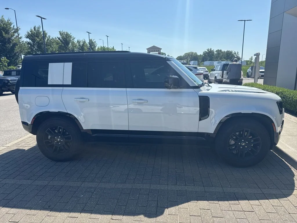 Certified Used 2025 White Land Rover X-Dynamic SE image 4