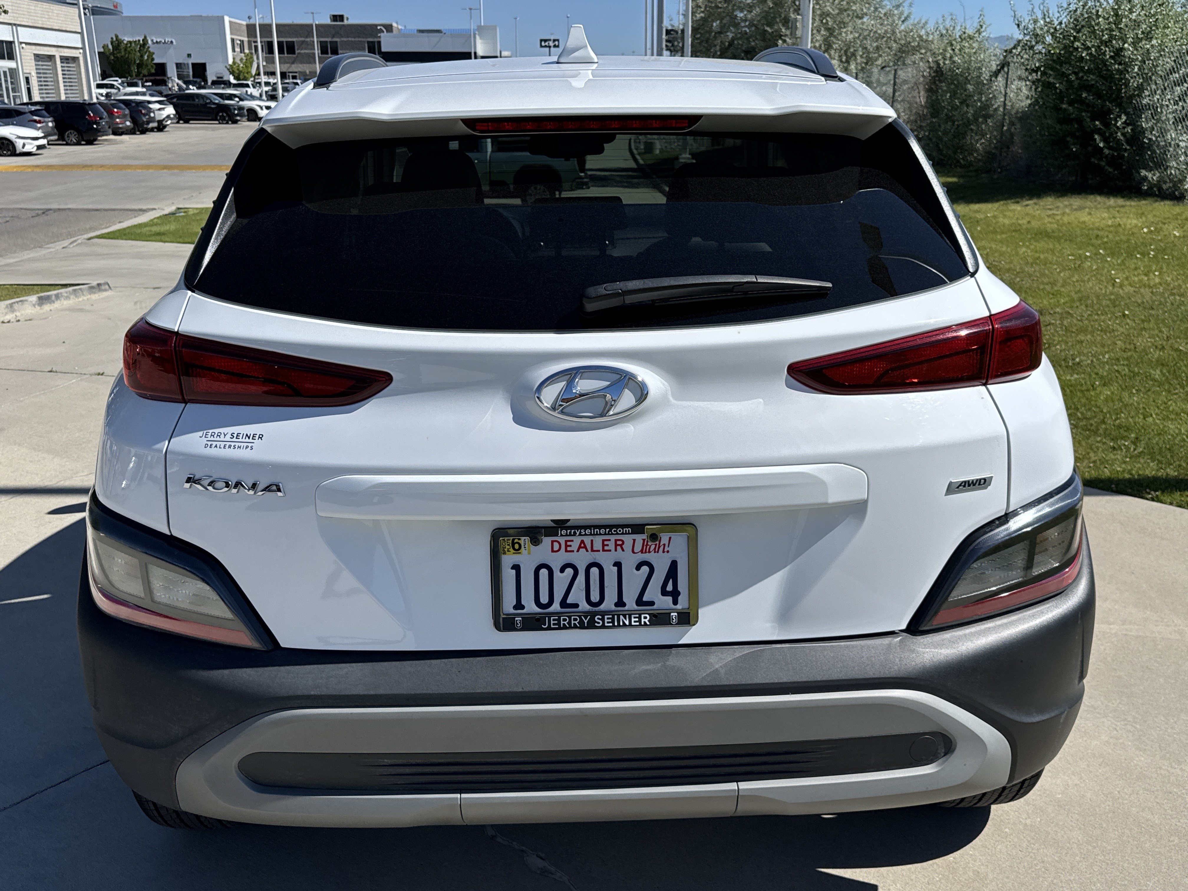 Used 2023 White Hyundai SEL image 4