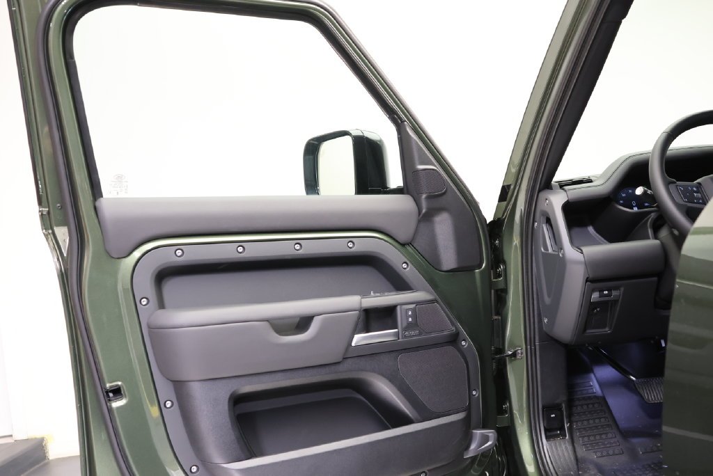New 2026 Woolstone Green Land Rover X-Dynamic SE image 26
