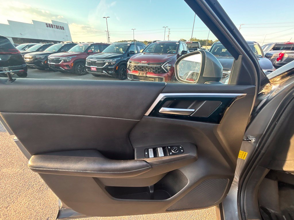 Used 2022 Silver Mitsubishi SE image 9