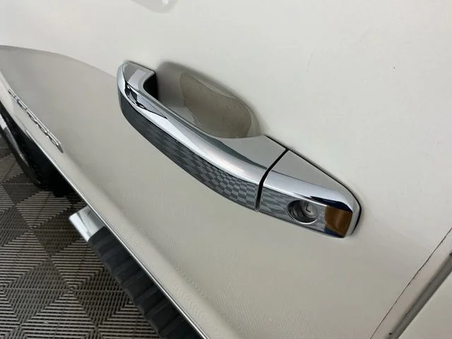 Used 2015 White GMC SLT image 10