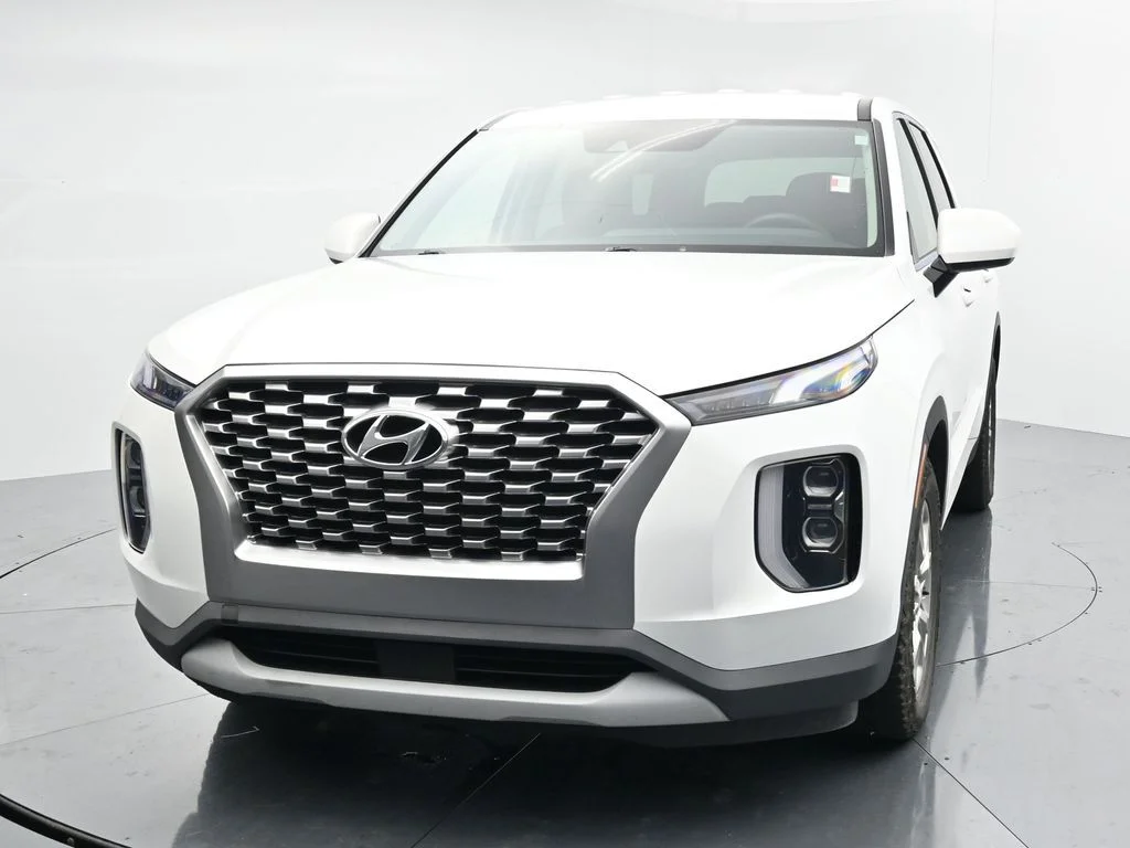 Used 2021 White Hyundai SE image 3