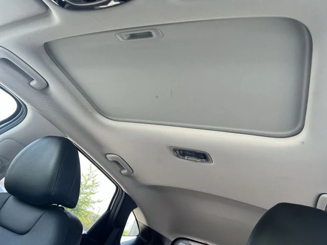 Used 2025 White Hyundai SEL Convenience image 18