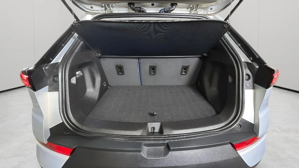 Used 2023 Silver Flare Metallic Chevrolet Premier image 28