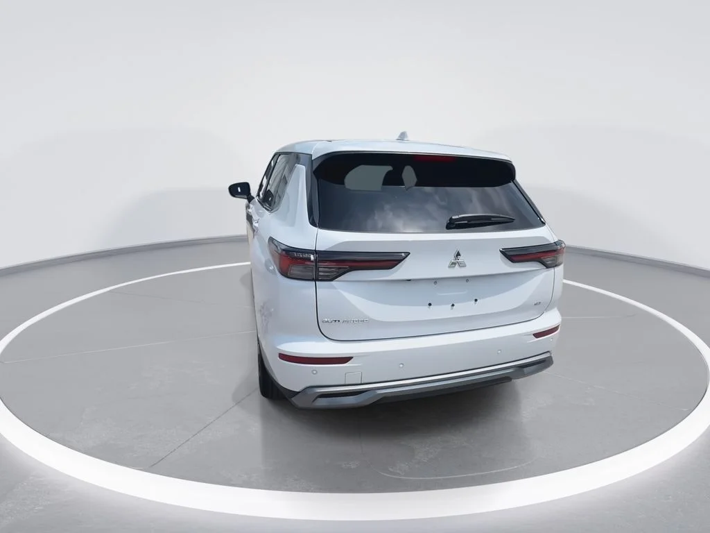 Used 2025 White Mitsubishi SE image 7