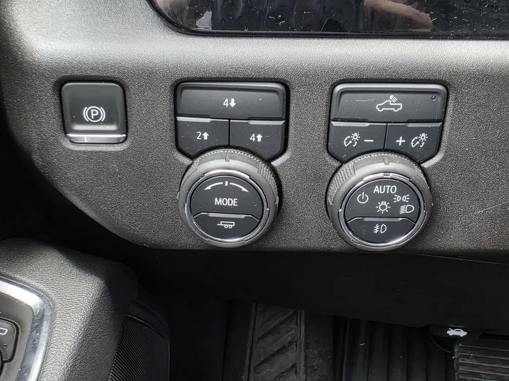 Used 2025 Sterling Gray Metallic Chevrolet LT image 27