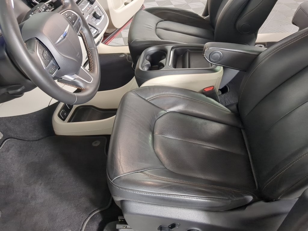 Used 2020 White Chrysler Touring L image 9