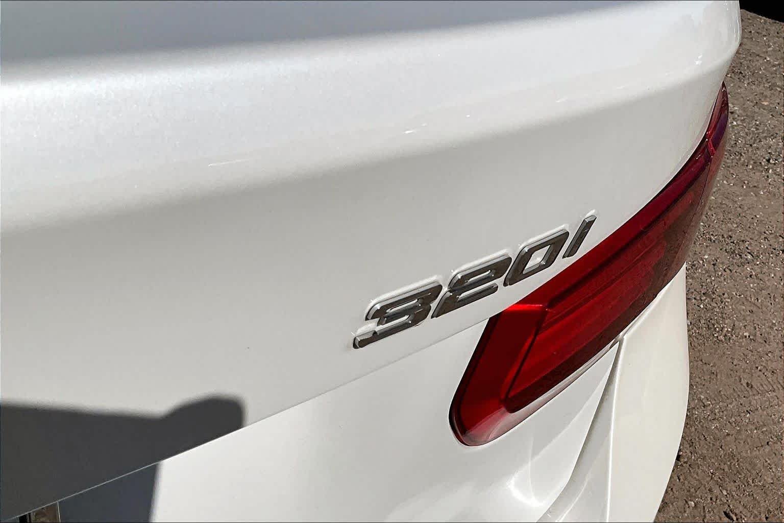 Used 2018 Mineral White Metallic BMW 320i xDrive image 8
