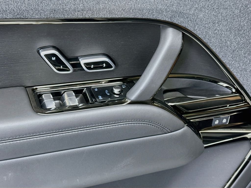 New 2026 Santorini Black Land Rover Dynamic SE image 23